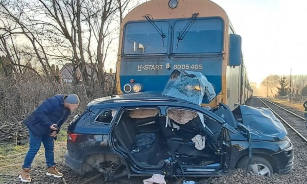 Vonatbaleset Börcsél: tehervonattal ütközött egy személyautó, a sofőr beszorult a roncsba