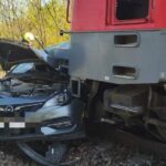 Balesetekkel indul a hétfő a MÁV-nál: vonattal ütközött egy autó, a miskolci vonalon pedig embert gázolt a szerelvény