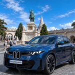 Az új magyar BMW Debrecenben készül, tíz perc alatt 400 kilométerre elegendő áramot vesz fel, de a pocsék budapesti utak nem tesznek neki jót