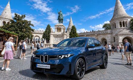 Az új magyar BMW Debrecenben készül, tíz perc alatt 400 kilométerre elegendő áramot vesz fel, de a pocsék budapesti utak nem tesznek neki jót