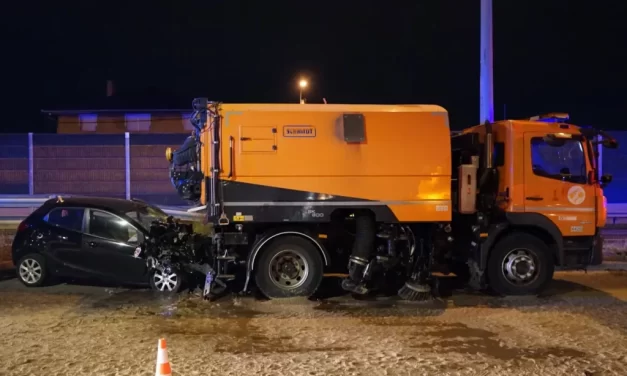 Halálos baleset Kispesten: úttisztító gépnek rohant egy autó, meghalt a 34 éves sofőr