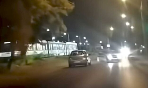 Részegen, kis híján a HÉV elé hajtott egy 79 éves nő Dunaharasztiban, két fiatal akadályozta meg a tragéidát – videó a cikkben
