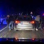 Éjszakai hajsza a 2-es úton: Milliós zsákmánnyal a csomagtartóban buktak le betörők, nem menekülhettek el a rendőrök elől