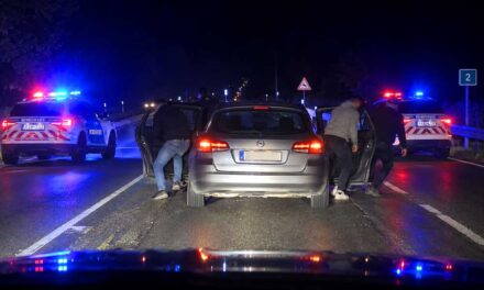 Éjszakai hajsza a 2-es úton: Milliós zsákmánnyal a csomagtartóban buktak le betörők, nem menekülhettek el a rendőrök elől