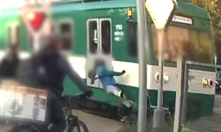 Brutális videón a HÉV-baleset: Piroson hajtott át a biciklis, métereken át vonszolta a szerelvény a bringát