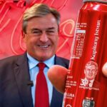 Személyre szabott kólát kapott Kapitány István miniszter – 35 milliárdos óriásberuházást jelentett be a Coca-Cola Dunaharasztiban