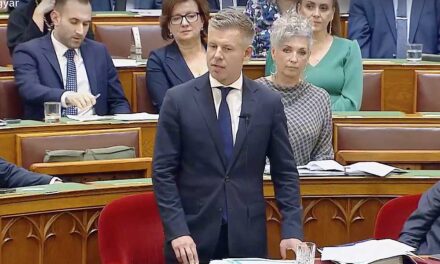 Jó hír! Csökkenő szja-t, dupla családi pótlékot, bér- és nyugdíjemelést jelentett be Magyar Péter