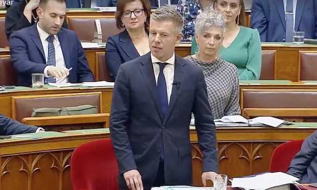 Jó hír! Csökkenő szja-t, dupla családi pótlékot, bér- és nyugdíjemelést jelentett be Magyar Péter