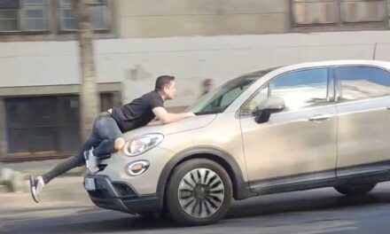 Új fejlemény: Három év börtönt is kaphat az a női sofőr, aki egy koccanás után elvesztette a fejét és a motorháztetőbe kapaszkodó taxissal hajtott az Üllői úton