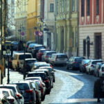 Január 1-től megszűnik Budapesten a zöld rendszámos autók ingyenes parkolása: tiltakozás indult