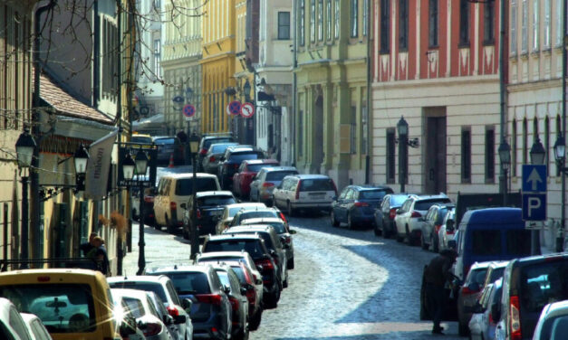 Január 1-től megszűnik Budapesten a zöld rendszámos autók ingyenes parkolása: tiltakozás indult