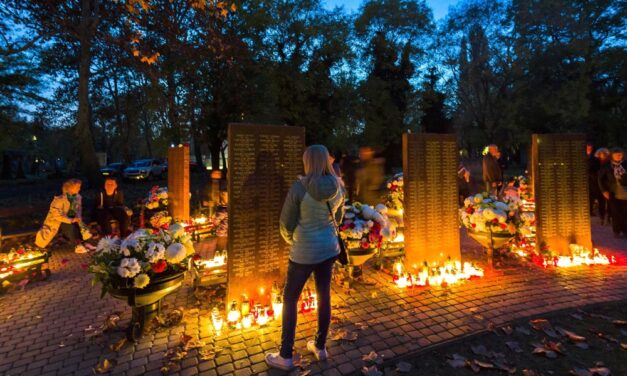 Meghosszabbított nyitvatartás és közös mécsesgyújtás a fővárosi temetőkben: Így alakul a sírkertek rendje a mindenszenteki időszakban